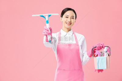 家政服務女性灑水清潔